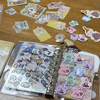 キャラクターのぷくぷくシールやイラストステッカーが散らばる机