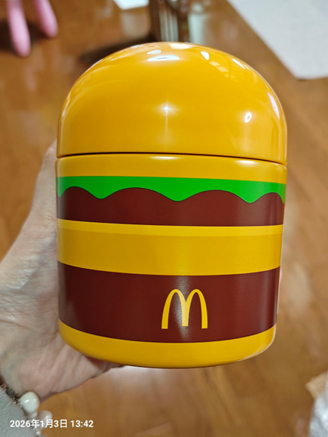 手に持ったマクドナルドのハンバーガー型ノベルティグッズ