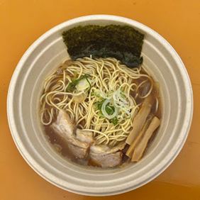 チャーシューやメンマ、海苔が乗ったシンプルな醤油ラーメン