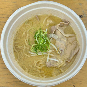 もやしと薄切り肉が乗った濃厚なスープのラーメン