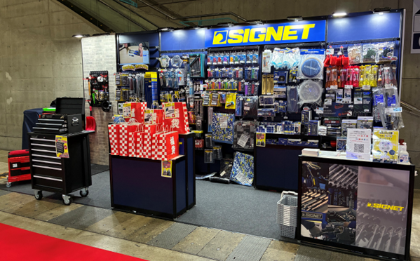 工具ブランド「SIGNET」の展示ブースと整然と並べられた商品