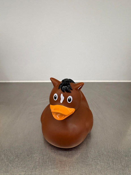 馬の顔とたてがみがデザインされたユニークな茶色のアヒルのおもちゃ