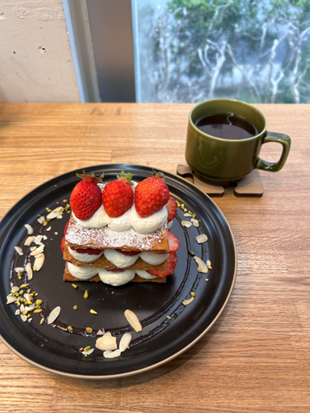 木目調のテーブルに置かれた苺のミルフィーユと温かい紅茶