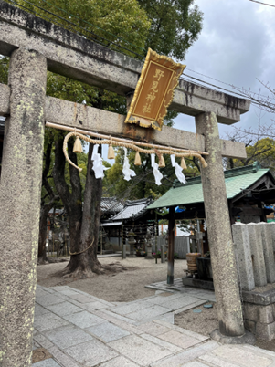「野見神社」と書かれた扁額が飾られた重厚な石造りの鳥居と境内